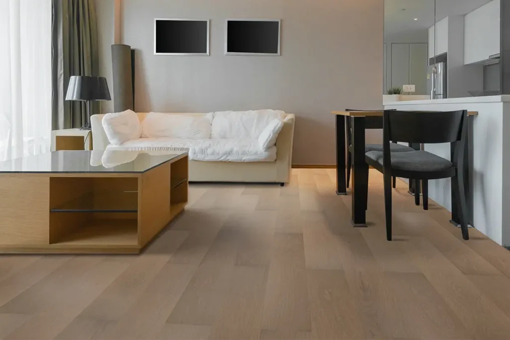 Sala da pranzo con pavimento per casa moderna in legno chiaro e arredi minimal