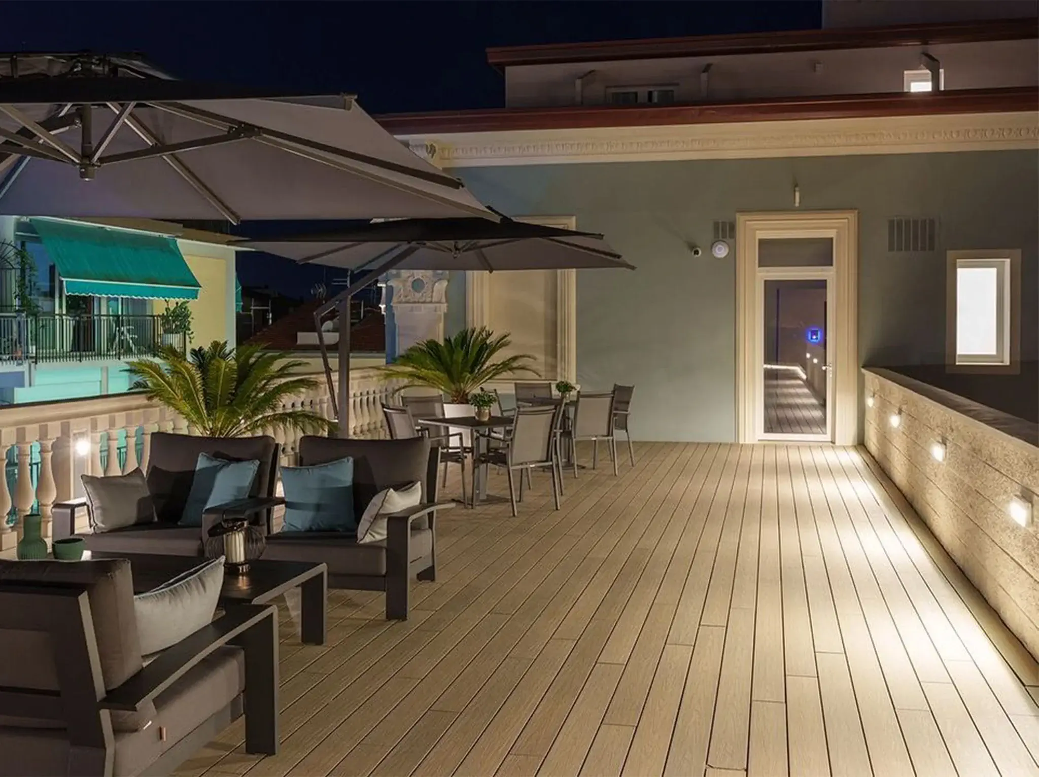 Pavimento da terrazzo moderno in doghe effetto legno con piante e arredi decorativi