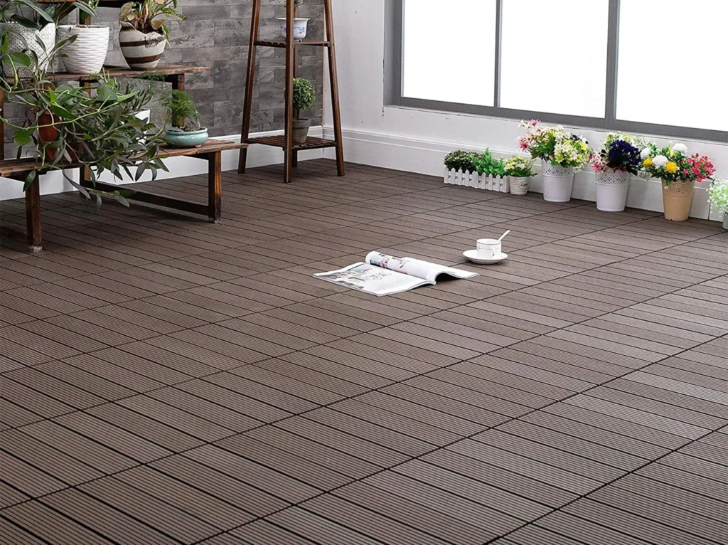 Terrazzo moderno con pavimento in legno composito e arredi da esterno eleganti