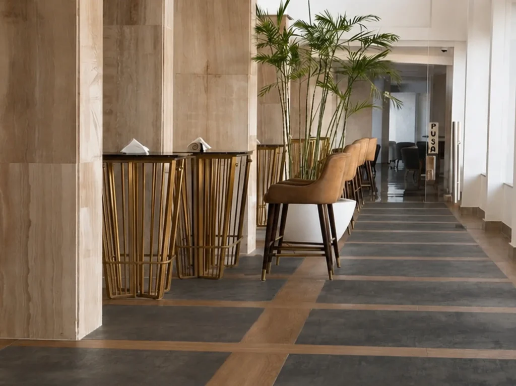Pavimento decorativo effetto legno e pietra in ambiente contract