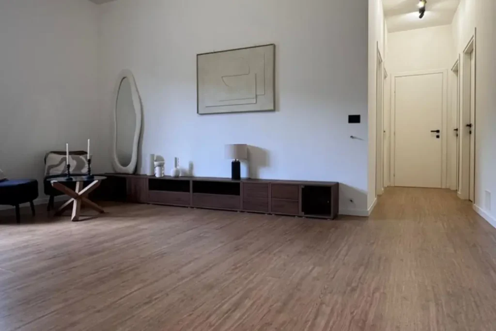 Pavimento effetto legno con giunzioni discrete in soggiorno moderno