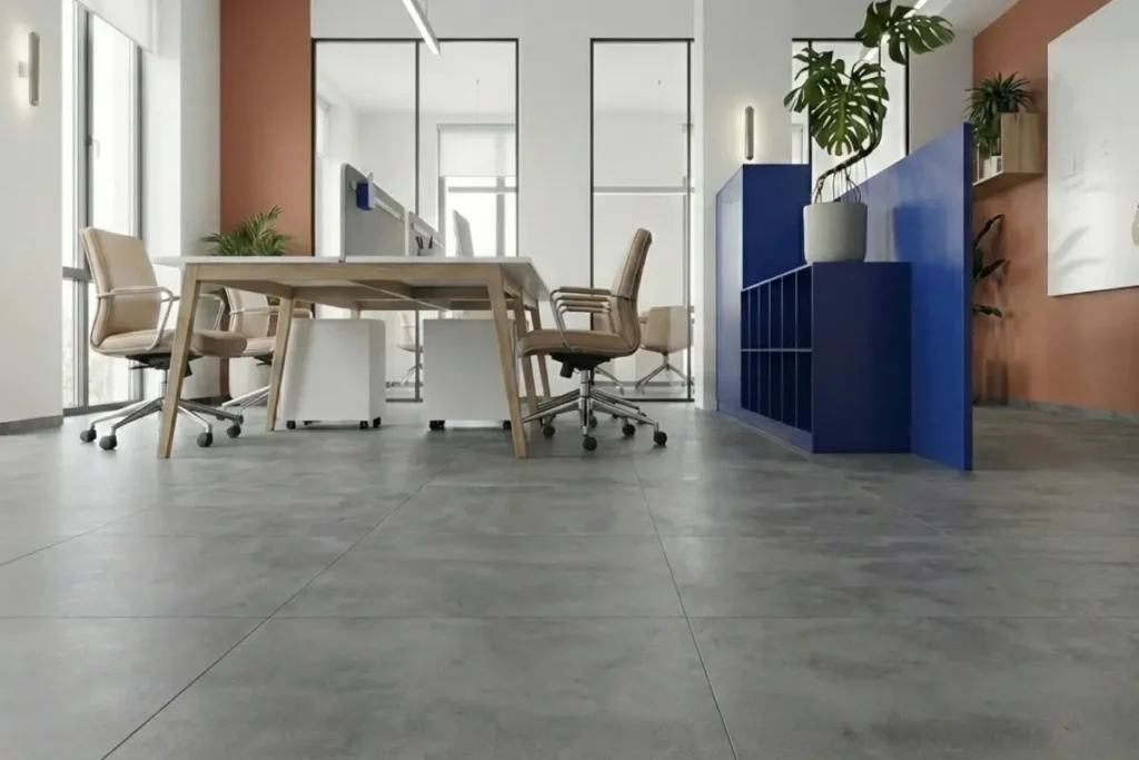Pavimento grigio effetto cemento con fughe ridotte in ufficio moderno