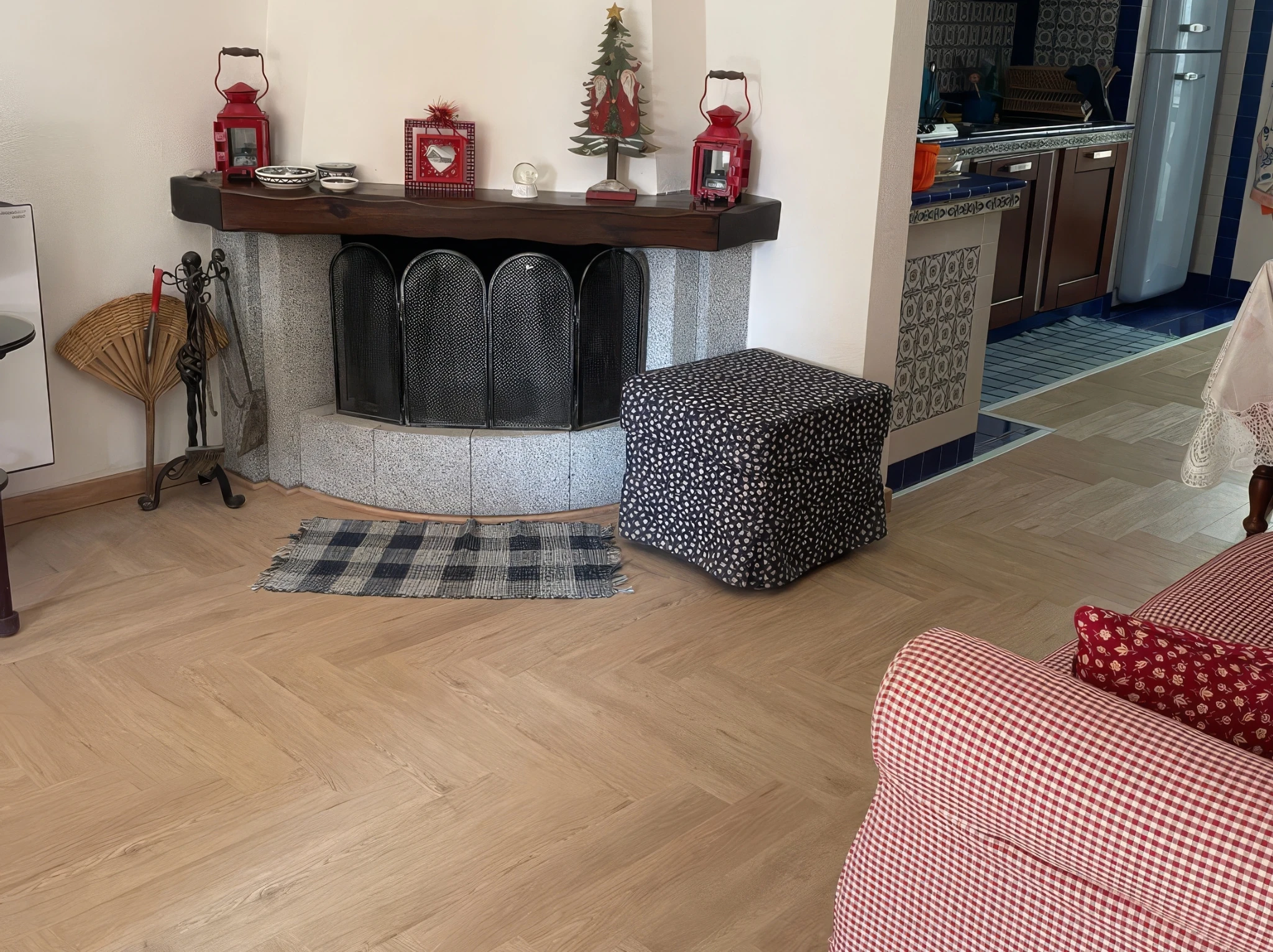 Pavimento effetto legno in casa di campagna con camino e arredi rustici