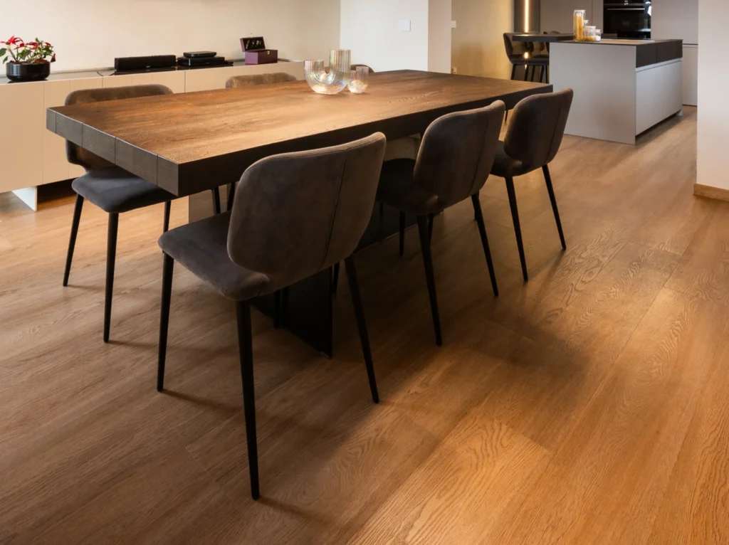 Pavimento in legno in zona pranzo dallo stile rustico contemporaneo